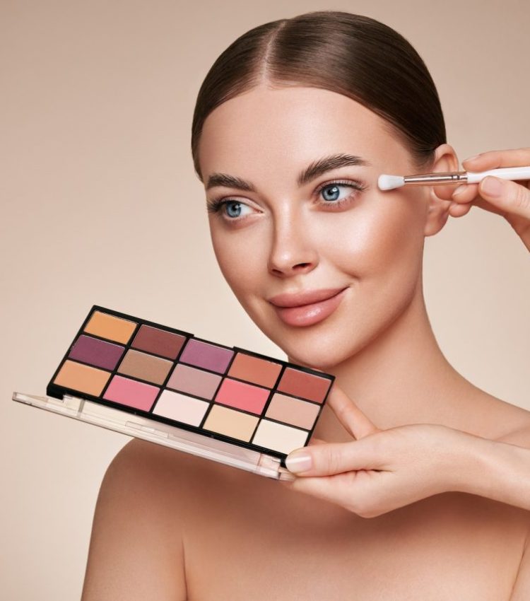 makeup-artist-applies-eye-shadow-3.jpg